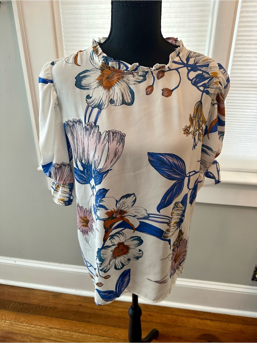Nordstrom Gibson White Floral Ruffle Neck Short Sleeve Blouse with Blue & Tan